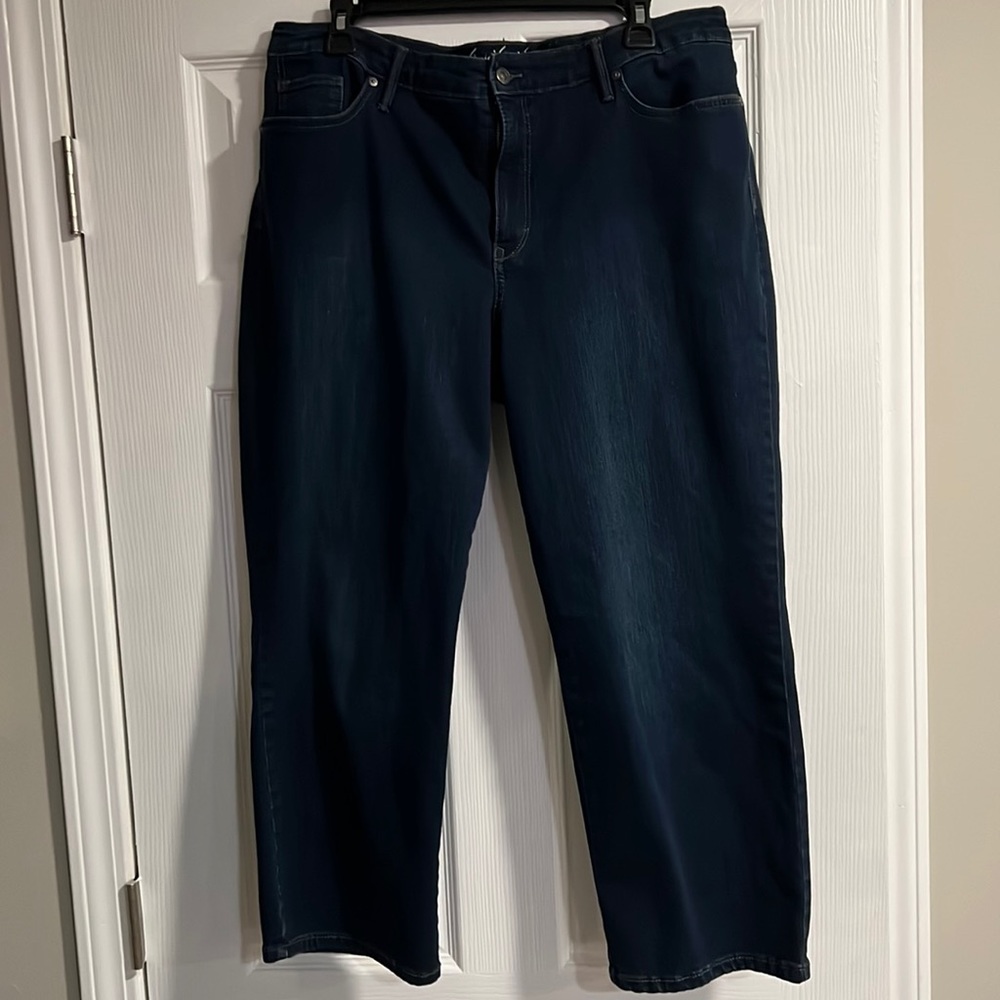 Size 16 Gloria Vanderbilt All around Slimming Effect Crop Jeans Dark wash